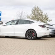 Hvid Tesla model 3 på parkeringspladsen